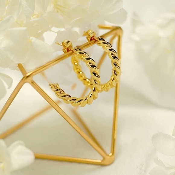 Gold 18k Plated Twisted Chunky Hoop Earrings - Picture 1 of 3
